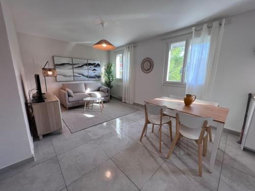 un salon avec une table et un canapé dans l'établissement Appartement T3 15min des plages, à Marseille