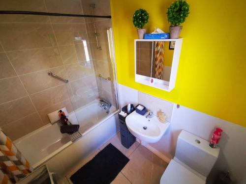 uma casa de banho com um lavatório, um chuveiro e um WC. em 3br Cosy Modern Stay em Belfast