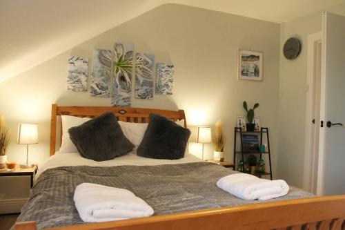 um quarto com uma cama grande e 2 almofadas em 4 Bed Boutique House Lisburn Road em Belfast