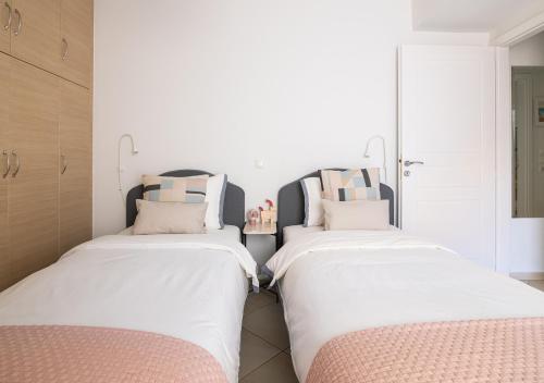 two beds sitting next to each other in a room at Elegant Apt 50meters Close Acropolis in Athens