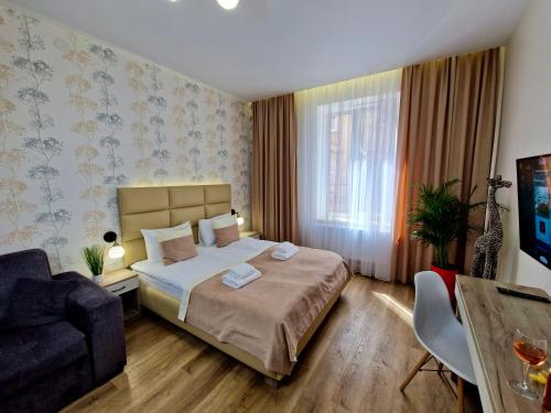 una camera d'albergo con letto e divano di DeMar Apart Vicheva a Lviv