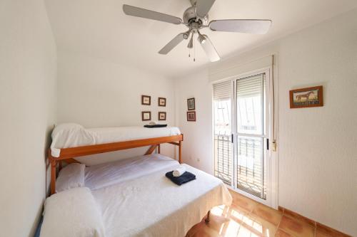 サン・ホセにあるCasa Juaniのベッドルーム1室(二段ベッド2台、シーリングファン付)