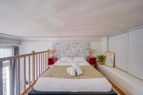 une chambre avec un lit et un balcon dans l'établissement L'Hironda - Appt pour 2 - Quartier Saint-Pierre, à Bordeaux