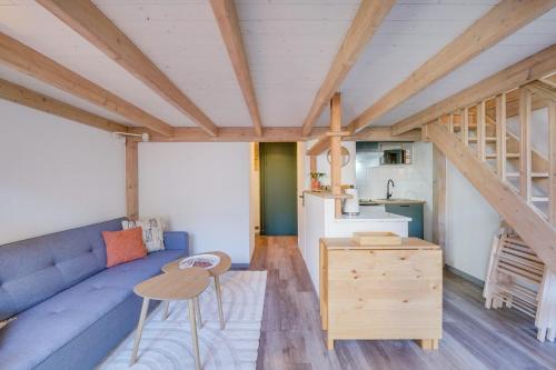 un salon avec un canapé bleu et une table dans l'établissement L'Hironda - Appt pour 2 - Quartier Saint-Pierre, à Bordeaux