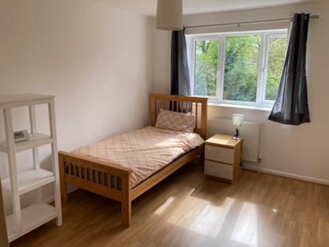 una piccola camera con letto e finestra di Fully accessible Hampshire Home a Waterlooville