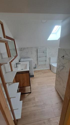 een badkamer met een trap, een wastafel en een toilet bij Jazz et Vacances in Monlezun