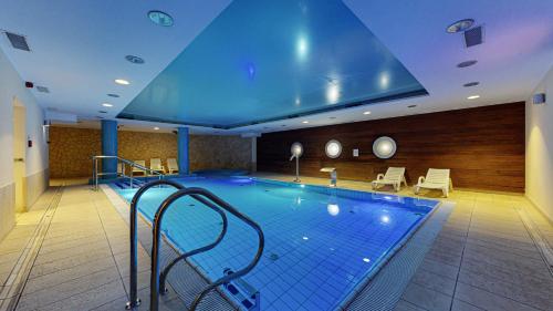 a large swimming pool in a hotel room at Mona Lisa Wellness & Spa in Kołobrzeg