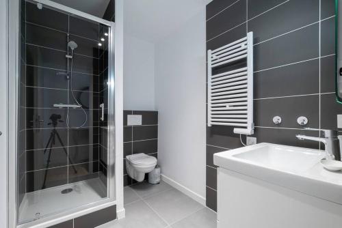 une salle de bain avec un lavabo, une douche et des toilettes dans l'établissement Le Shabby Chic, Beau T2, Patio, Centre Ville, à Montpellier