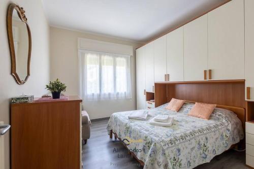 Schlafzimmer mit einem Bett, einem Waschbecken und einem Spiegel in der Unterkunft Casa Laura comodissima al centro e spiagge in Diano Marina