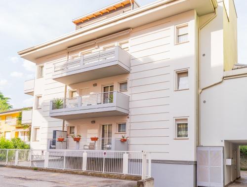un edificio blanco con balcones. en Casa Cassiopea, en Riva del Garda
