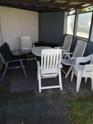 eine Gruppe Stühle und ein Tisch auf einer Terrasse in der Unterkunft Monteurzimmer Brunsbüttel Süd in Brunsbüttel