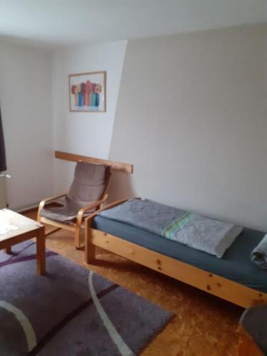 Schlafzimmer mit einem Bett, einem Schreibtisch und einem Stuhl in der Unterkunft Monteurzimmer Brunsbüttel Süd in Brunsbüttel