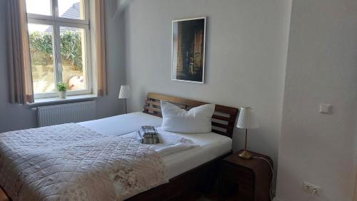 ein Schlafzimmer mit einem Bett mit einem Teller darauf in der Unterkunft Villa Norma in Bad Schandau