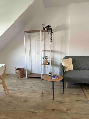 ein Wohnzimmer mit einem Sofa und einem Tisch in der Unterkunft Casa Studioapartment mit kostenlosen Parkplätzen in Bremen