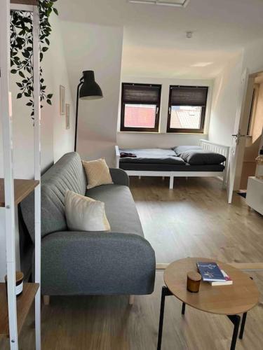 ein Wohnzimmer mit einem Sofa und einem Tisch in der Unterkunft Casa Studioapartment mit kostenlosen Parkplätzen in Bremen