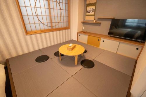 浅草禅心居301室 浅草駅徒歩15分 2024年4月ニューオープン 43平米丸貸し切り ダブルベット2台と畳敷き布団2組 家庭式用品設備完備