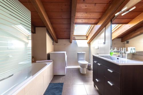 Ένα μπάνιο στο 43B Nature with parking by Aston Rentals