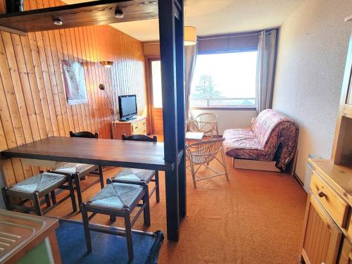 un salon avec une table, des chaises et un canapé dans l'établissement Studio 4 pers avec Balcon Sud, Proche Ski & Randonnées - Saint-Michel-de-Chaillol - FR-1-393-71, à Saint-Michel-de-Chaillol