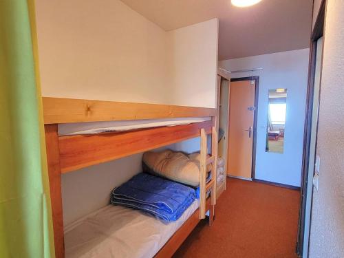 quelques lits superposés dans une chambre dans l'établissement Studio 4 pers avec Balcon Sud, Proche Ski & Randonnées - Saint-Michel-de-Chaillol - FR-1-393-71, à Saint-Michel-de-Chaillol