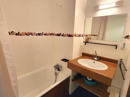 une salle de bain avec un lavabo, une baignoire et un miroir dans l'établissement Studio 4 pers avec Balcon Sud, Proche Ski & Randonnées - Saint-Michel-de-Chaillol - FR-1-393-71, à Saint-Michel-de-Chaillol