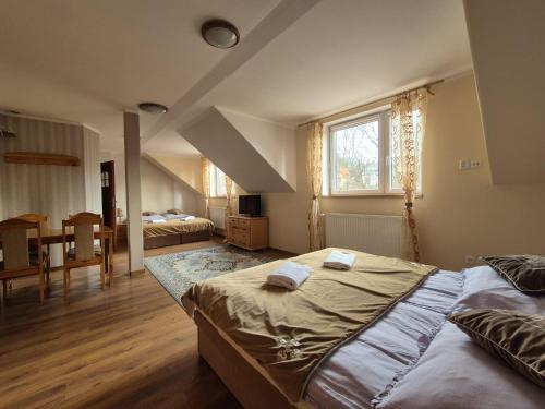 a large bedroom with two beds and a window at Zającówka - IDEALNA lokalizacja - leśna enklawa w centrum miasta! Sauna, masaże, zabiegi spa! in Szklarska Poręba