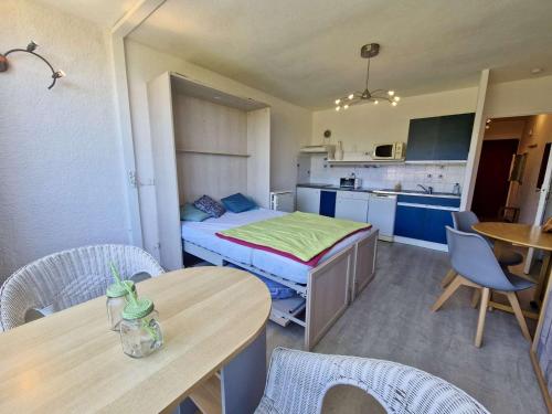 une petite pièce avec un lit, une table et des chaises dans l'établissement Studio cabine rénové, équipé pour 4 pers., parking privé - Saint Cyprien - FR-1-225D-5, à Saint Cyprien Plage