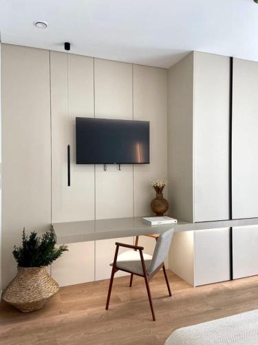 a room with a desk and a tv on a wall at VISEU EXECUTIVE Hotel in Viseu