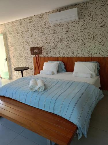 カピトーリオにあるEntre Serras & Águasのベッドルーム1室(ベッド1台、タオル2枚付)