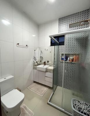 een badkamer met een douche, een toilet en een wastafel bij Refúgio Imperatriz in São João da Aliança
