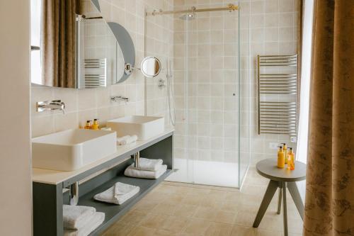 y baño con lavabo y ducha. en IBB Hotel Palazzo Bettina Malta en Birgu