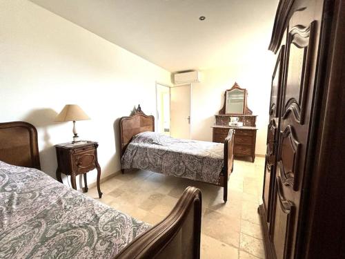une chambre d'hôtel avec deux lits et un miroir dans l'établissement Villa 8 personnes ''La pergola'', à Saint-Raphaël