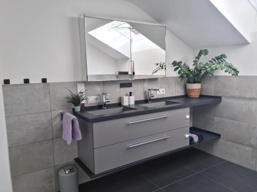 La salle de bains est pourvue d'un lavabo et d'un miroir. dans l'établissement Haus Fernweh, à Bartholomäberg