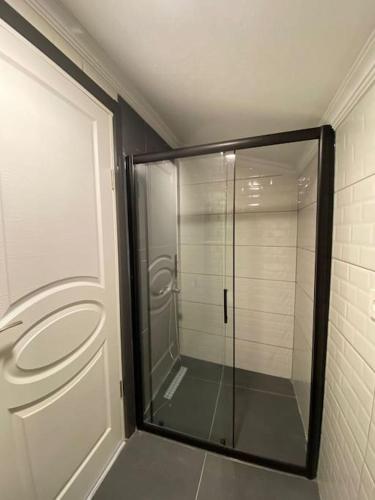 eine Dusche im Bad mit Glastür in der Unterkunft MAGNOLİA in Sile