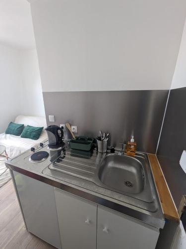 - un comptoir de cuisine avec évier dans la chambre dans l'établissement Studio Cosy Proche Métro, à Paris
