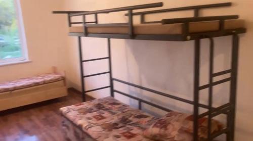 um quarto com 2 beliches e uma cama em Sulaimankul em Kochkorka