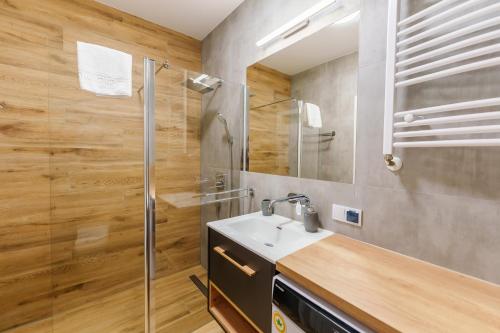 a bathroom with a sink and a shower at Apartament Przy Plaży z Garażem i Rowerami - by Perłowa Przystań Rent in Sianozety