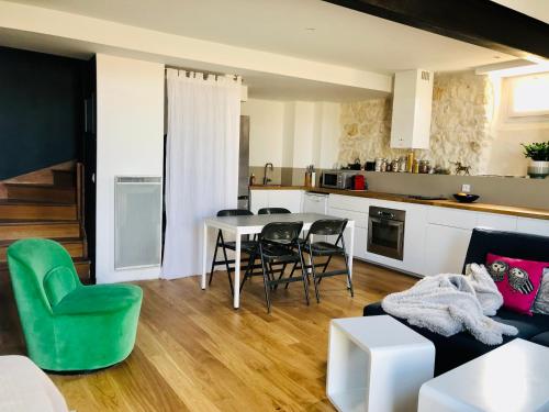 une cuisine et un salon avec une table et des chaises dans l'établissement Joli duplex avec terrasse, à Marseille