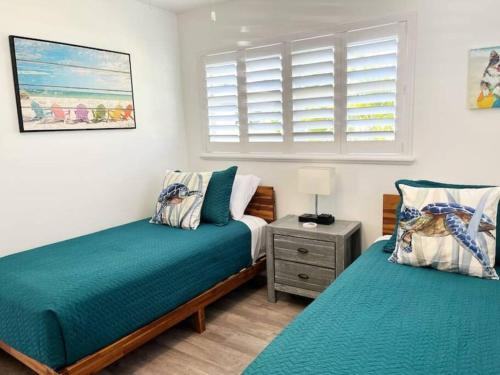 a bedroom with two beds and a window at Modern Apartment - 3 of 4 in Punta Gorda