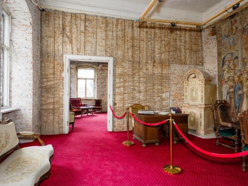 a room with a red carpet and a red rope at Zamek Międzylesie in Międzylesie