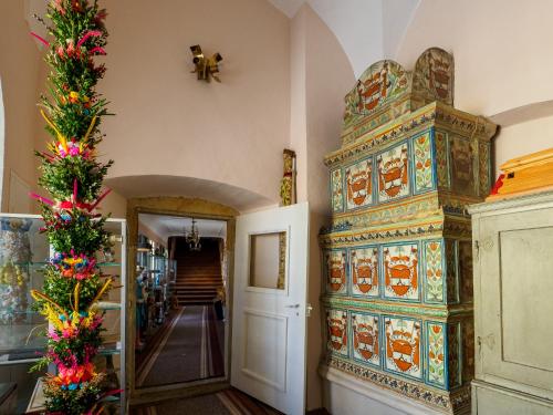 a room with a christmas tree on the wall at Zamek Międzylesie in Międzylesie