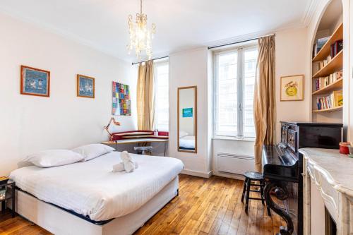une chambre avec un lit, un bureau et une fenêtre dans l'établissement GuestReady - A happy place to stay in Paris, à Paris
