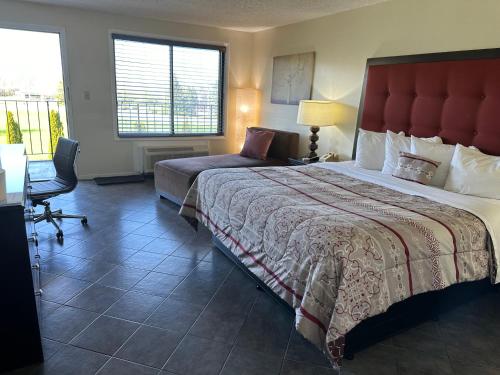 a hotel room with a large bed and a desk at Geneva Wells Inn in Lake Geneva