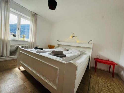 a white bed in a room with a window at Chalet Franzi - gleich an der Piste im Gasteinertal in Dorfgastein