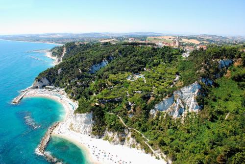 uma vista aérea de uma praia e do oceano em Camping Village Internazionale em Sirolo