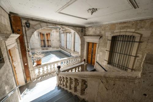 - une vue intérieure sur un bâtiment avec un escalier dans l'établissement Le Bacchus, Grand T2, Centre Historique, à Montpellier