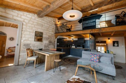 une cuisine et un salon avec une table et un canapé dans l'établissement Le Bacchus, Grand T2, Centre Historique, à Montpellier