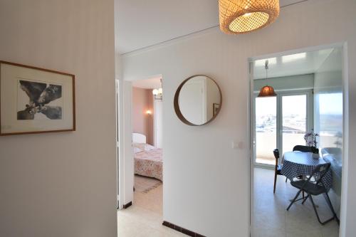 - une chambre avec une table et un miroir dans l'établissement Horizon - Hossegor appartement situé au deuxième et dernier étage d'une résidence avec ascenseur magnifique vue sur l'océan, à Soorts-Hossegor