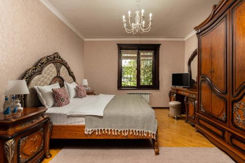 Un pat sau paturi într-o cameră la Роскошная квартира для гостей