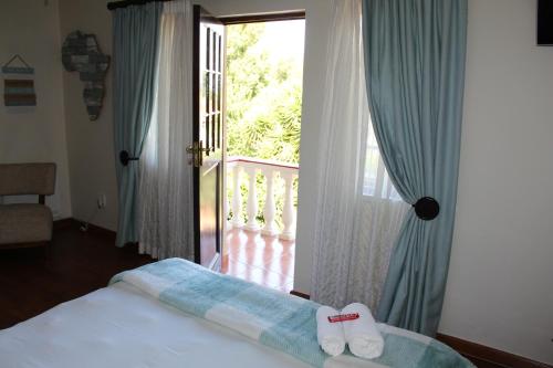 een slaapkamer met een bed met handdoeken erop bij Villa Stella Guest House in Edenvale