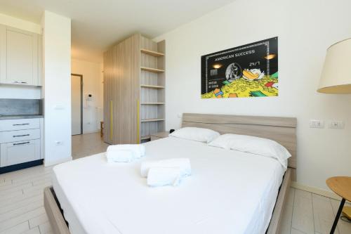 托斯科拉諾－馬德爾諾的住宿－Madeleine，卧室配有一张白色大床
